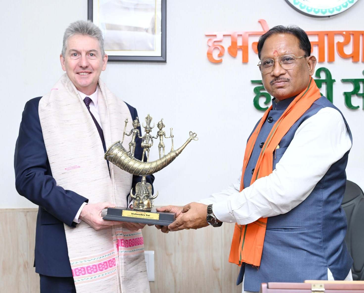 CM साय से आस्ट्रेलिया के महावाणिज्य दूत बर्नार्ड लिंच ने की सौजन्य मुलाकात CM साय से आस्ट्रेलिया के महावाणिज्य दूत बर्नार्ड लिंच ने की सौजन्य मुलाकात