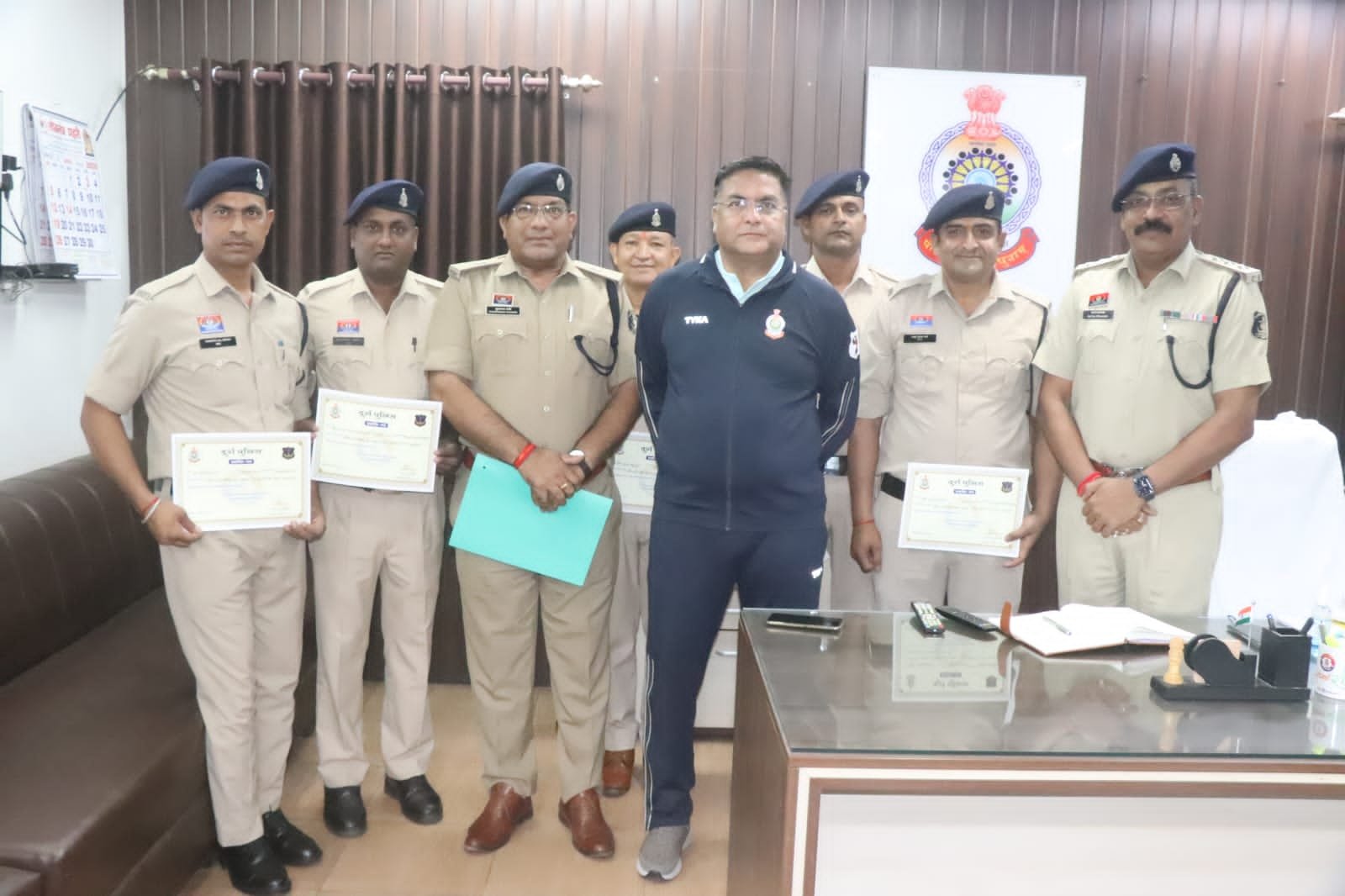 मंगलसूत्र लूटने वाला चंद मिनटों में गिरफ्तार, पुलिस टीम SSP के हाथों सम्मानित