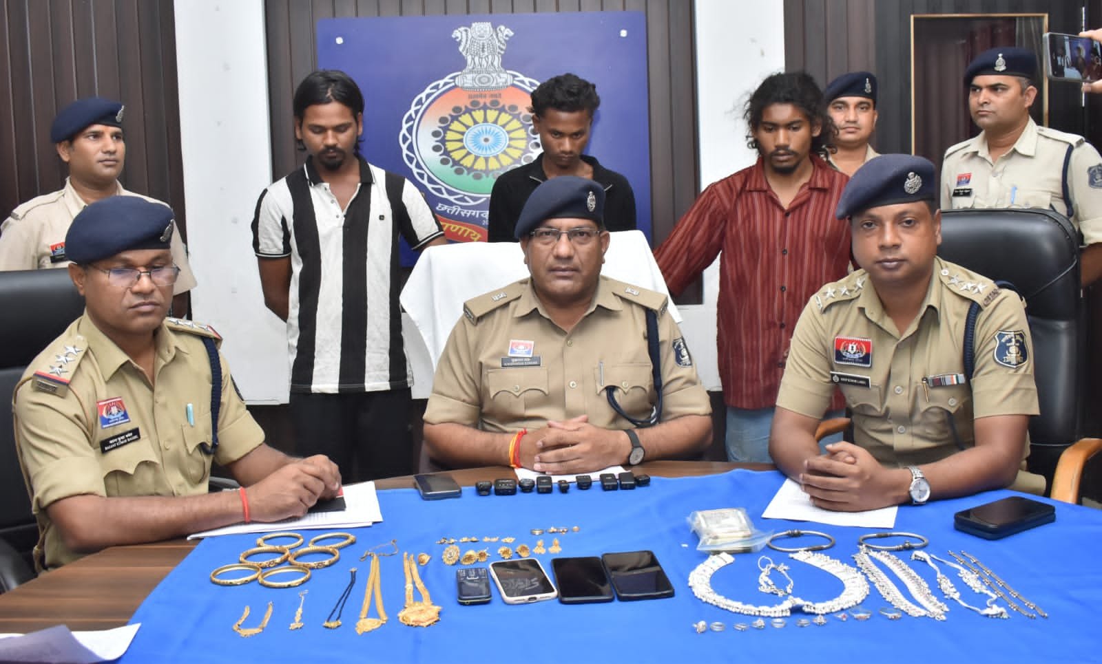 सूने मकान में चोरी का खुलासा: 3 आरोपी गिरफ्तार, 8.22 लाख की संपत्ति बरामद सूने मकान में चोरी का खुलासा: 3 आरोपी गिरफ्तार, 8.22 लाख की संपत्ति बरामद