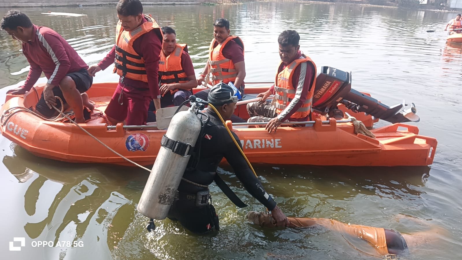 शारदा तालाब में डूबे युवक का शव बरामद, SDRF की कड़ी मशक्कत से मिली सफलता शारदा तालाब में डूबे युवक का शव बरामद, SDRF की कड़ी मशक्कत से मिली सफलता