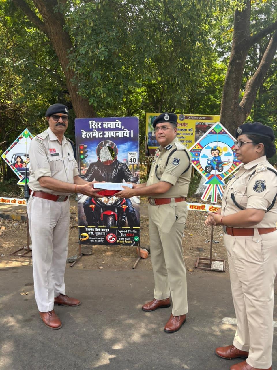 भीषण गर्मी में ट्रैफिक जवानों का ख्याल: SSP दुर्ग ने बांटे गमछा और पानी की बोतल भीषण गर्मी में ट्रैफिक जवानों का ख्याल: SSP दुर्ग ने बांटे गमछा और पानी की बोतल