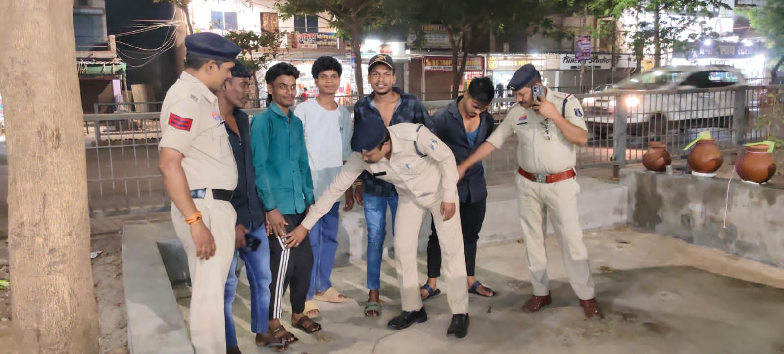 दुर्ग पुलिस का विशेष अभियान : सार्वजनिक स्थानों पर शराबखोरी व अड्डेबाजी पर 46 मामलों में कार्रवाई दुर्ग पुलिस का विशेष अभियान : सार्वजनिक स्थानों पर शराबखोरी व अड्डेबाजी पर 46 मामलों में कार्रवाई