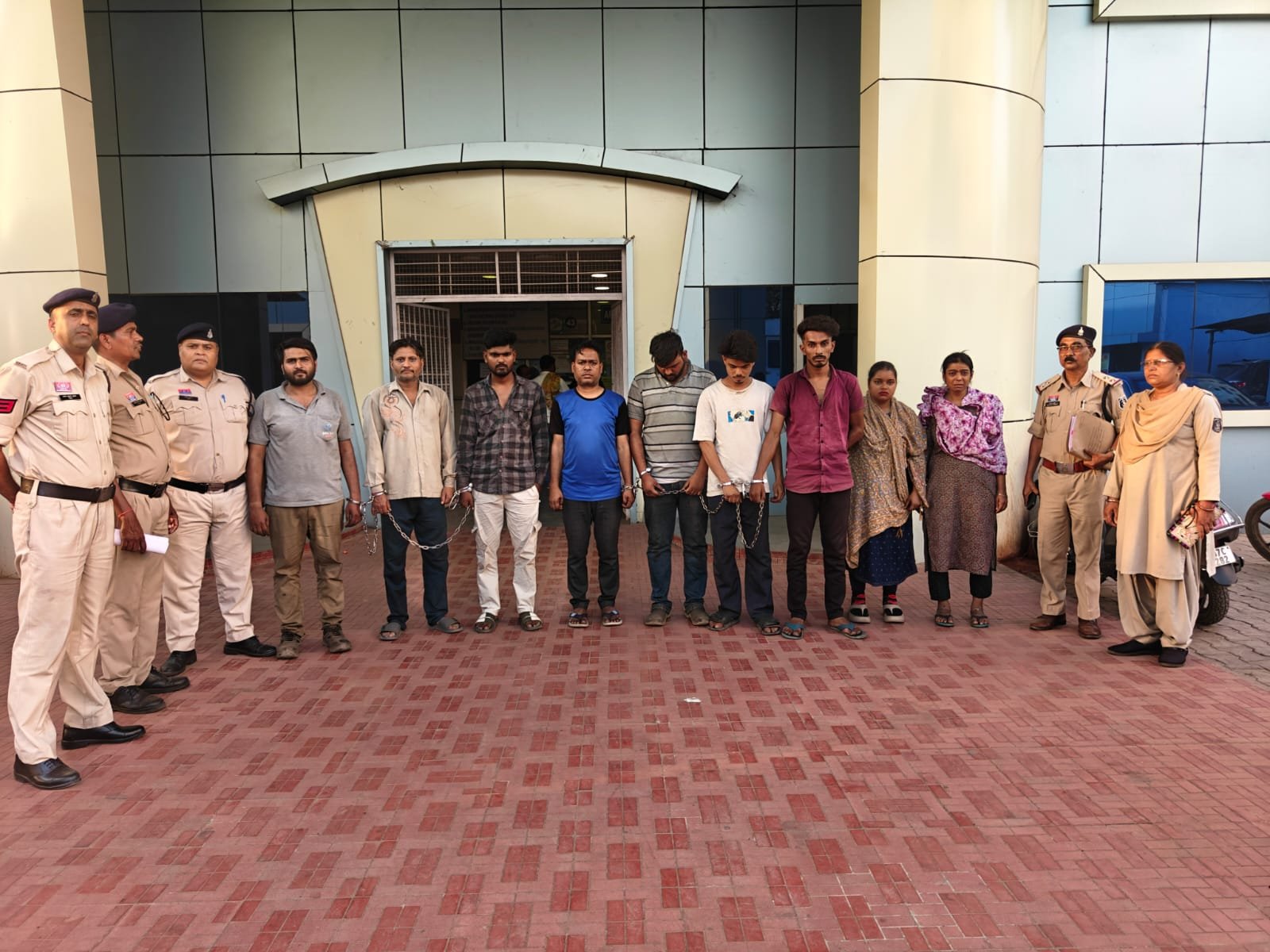 दुर्ग पुलिस की बड़ी कार्रवाई : साइबर ठगी नेटवर्क का भंडाफोड़ दुर्ग पुलिस की बड़ी कार्रवाई : साइबर ठगी नेटवर्क का भंडाफोड़