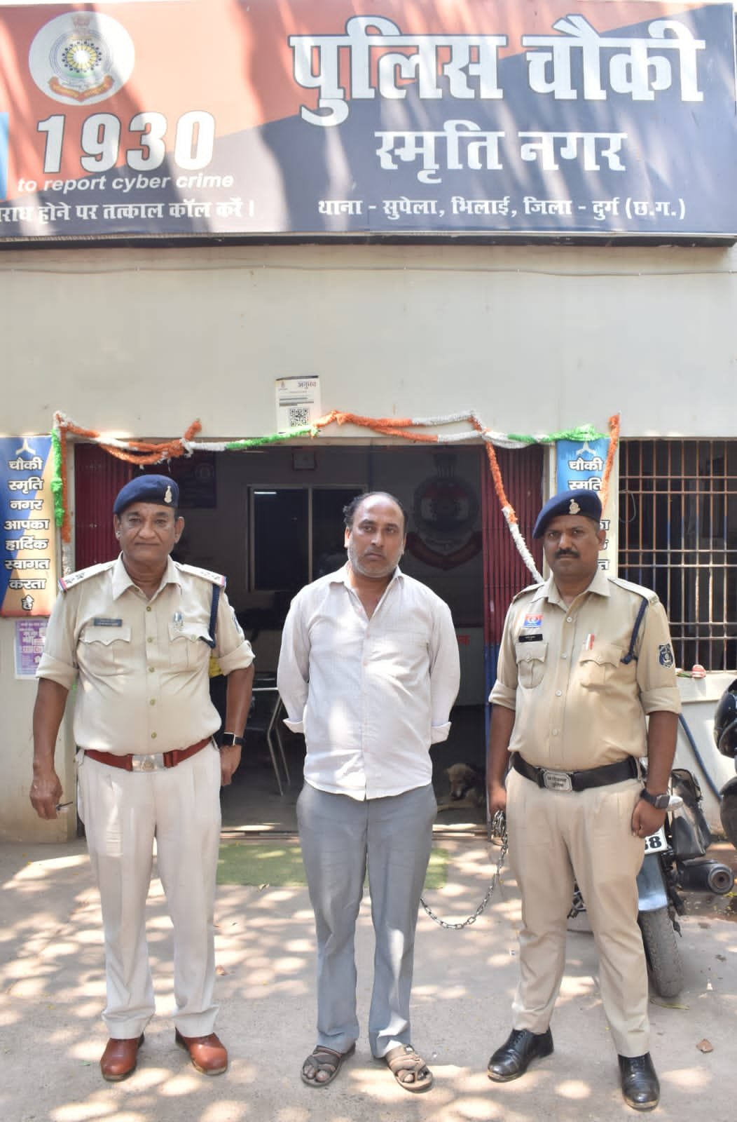 Durg पुलिस ने गांजा तस्कर को दबोचा, कार समेत 1.71 लाख की जप्ती Durg पुलिस ने गांजा तस्कर को दबोचा, कार समेत 1.71 लाख की जप्ती