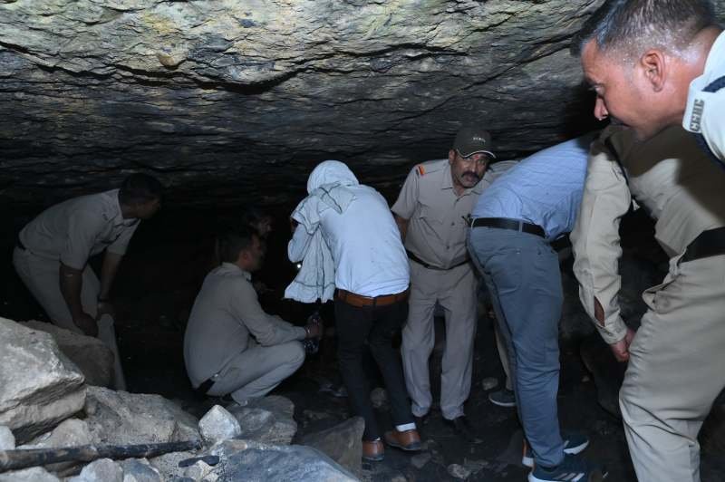 करीब 150 मीटर लम्बे सुरंग में अवैध कोयला खनन पर सख्ती, सेंट्रल फ्लाइंग स्क्वाड की बड़ी कार्रवाई करीब 150 मीटर लम्बे सुरंग में अवैध कोयला खनन पर सख्ती, सेंट्रल फ्लाइंग स्क्वाड की बड़ी कार्रवाई