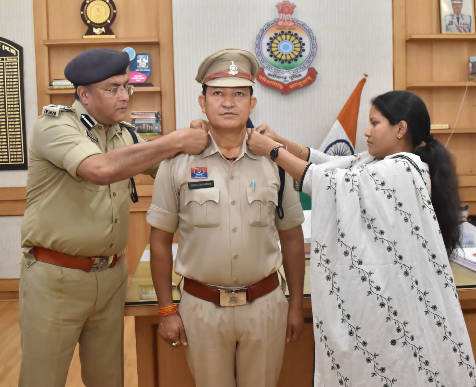 दुर्ग पुलिस के 4 ASI बने सब-इंस्पेक्टर, एसएसपी ने स्टार लगाकर किया सम्मानित