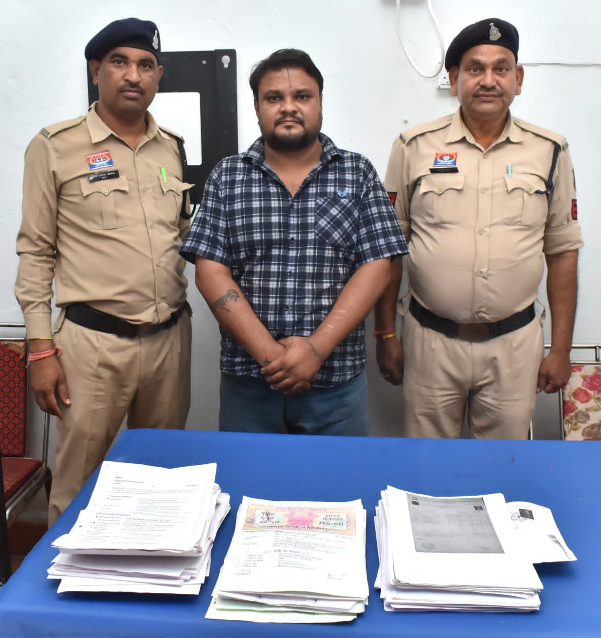 नौकरी का झांसा, फर्जी नियुक्ति पत्र और लाखों की ठगी — आरोपी गिरफ्तार नौकरी का झांसा, फर्जी नियुक्ति पत्र और लाखों की ठगी — आरोपी गिरफ्तार