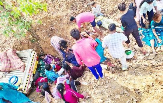 CG : उर्स से लौटती गाड़ी पलटी, दो महिला की मौत, सभी एक ही परिवार के CG : उर्स से लौटती गाड़ी पलटी, दो महिला की मौत, सभी एक ही परिवार के