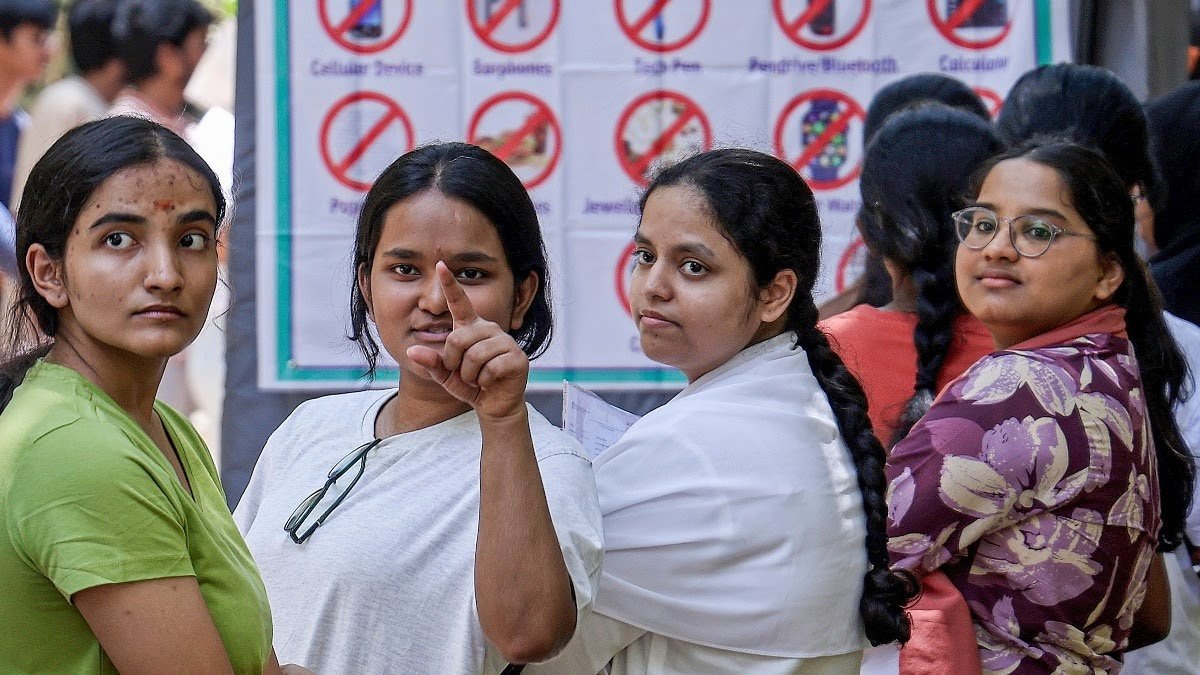 NEET परीक्षा रद्द : पेपर लीक में अब तक धरे गए 15 लोग, मनीष यादव गैंग का आ रहा नाम NEET परीक्षा रद्द : पेपर लीक में अब तक धरे गए 15 लोग, मनीष यादव गैंग का आ रहा नाम