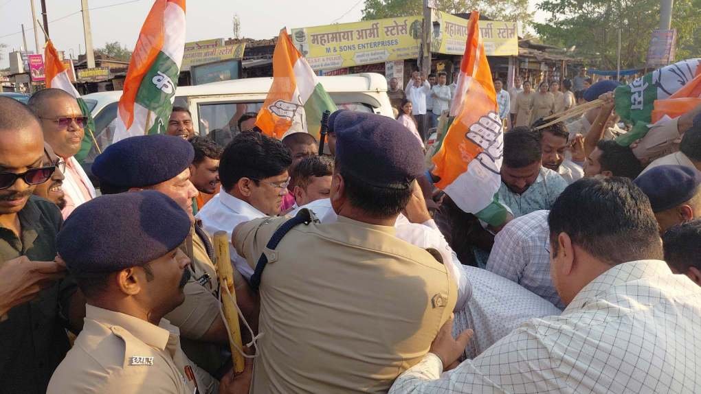 बिना अनुमति प्रदर्शन में 8 गिरफ्तार, पुतला दहन के दौरान 3 पुलिसकर्मी घायल बिना अनुमति प्रदर्शन में 8 गिरफ्तार, पुतला दहन के दौरान 3 पुलिसकर्मी घायल