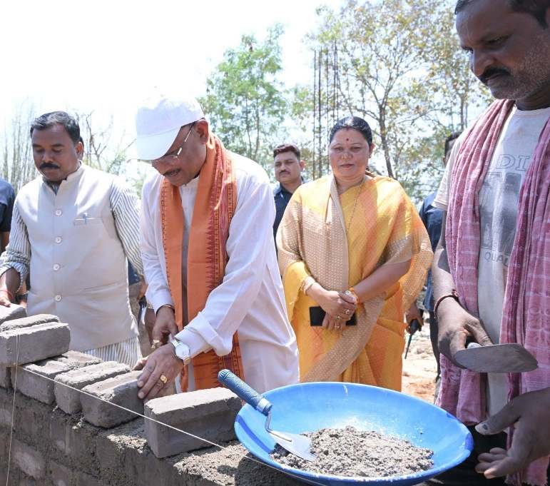 CM ने ईंट जोड़ किया श्रमदान : भैंसामुड़ा में PM आवास निर्माण का औचक अवलोकन