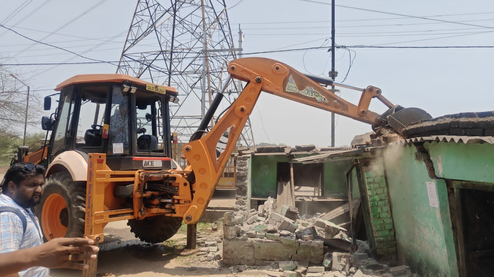 दुष्कर्म प्रकरण के आरोपी के अवैध कब्जे पर चली कार्रवाई, बुलडोजर से मकान ध्वस्त दुष्कर्म प्रकरण के आरोपी के अवैध कब्जे पर चली कार्रवाई, बुलडोजर से मकान ध्वस्त