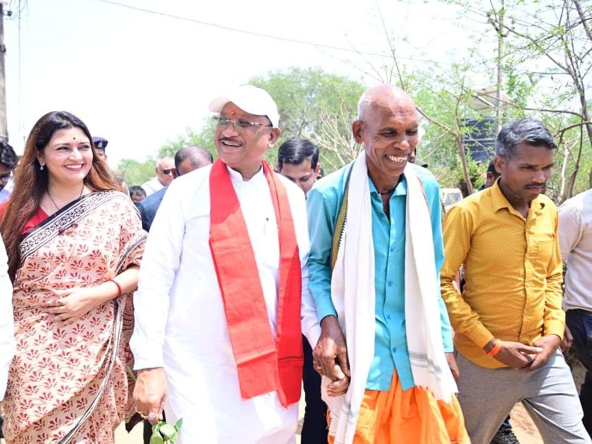 मुख्यमंत्री साय ने पूछा “आवास कोन भेजिस, मोहन ने कहा – मोदी जी ने”