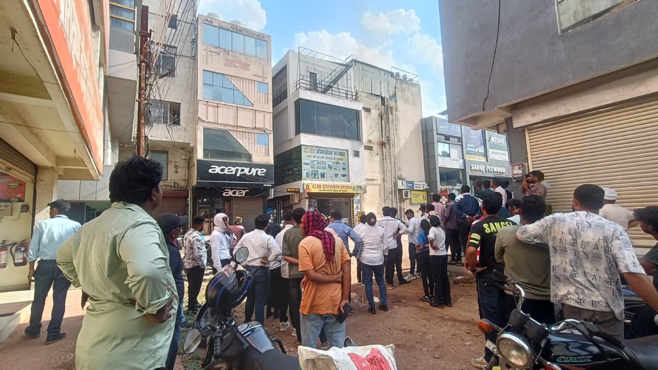 सुपेला के इलेक्ट्रॉनिक्स शोरूम में आग, दमकल की तत्परता से टला बड़ा हादसा
