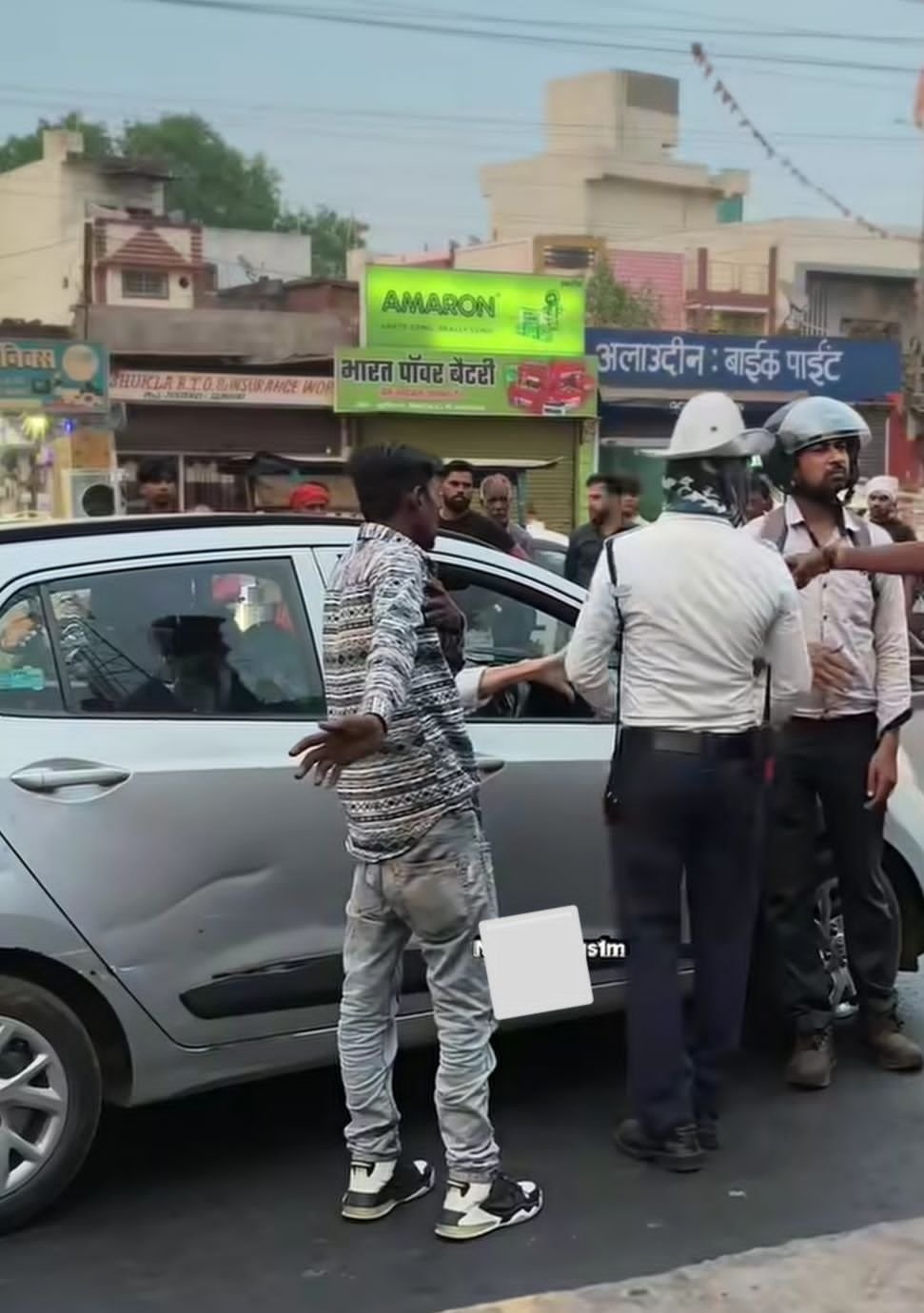 यातायात जवान की सतर्कता से बीच सड़क विवाद टला, बड़ी अनहोनी से बचाव