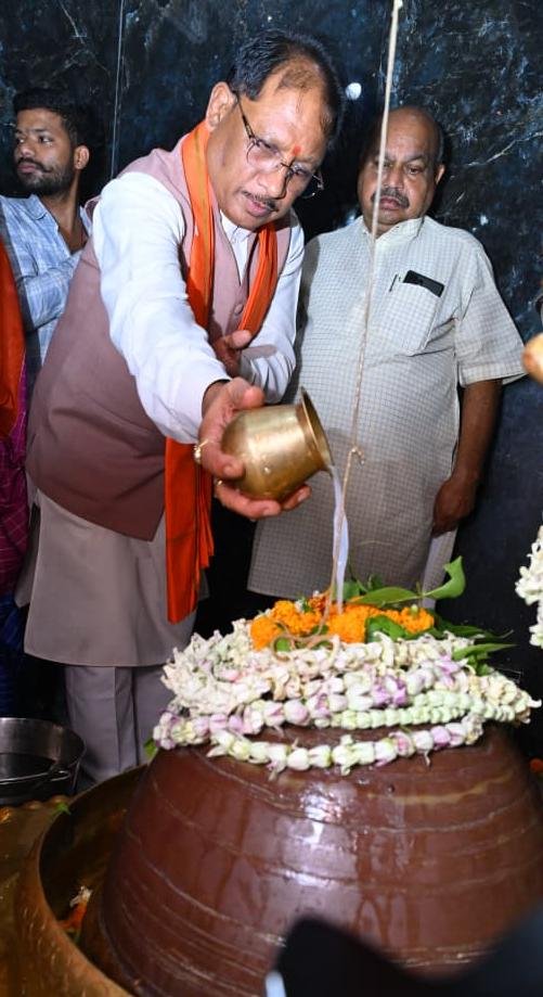 मुख्यमंत्री ने महादेव घाट में की पूजा, प्रदेशवासियों के सुख समृद्धि की कामना की मुख्यमंत्री ने महादेव घाट में की पूजा, प्रदेशवासियों के सुख समृद्धि की कामना की
