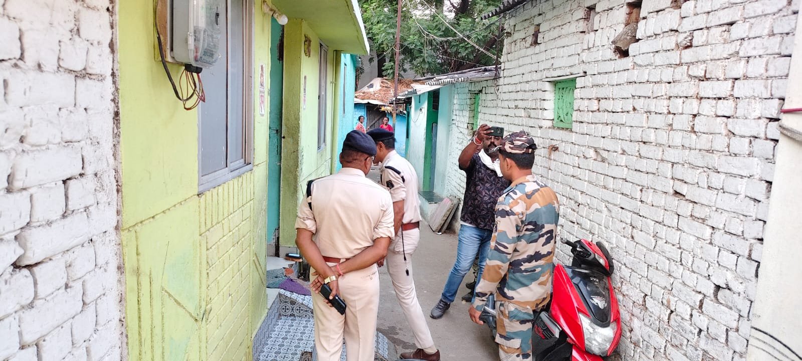 दुर्ग में तड़के 4:00 बजे से 100 पुलिस कर्मियों की बड़ी कॉम्बिंग गश्त दुर्ग में तड़के 4:00 बजे से 100 पुलिस कर्मियों की बड़ी कॉम्बिंग गश्त