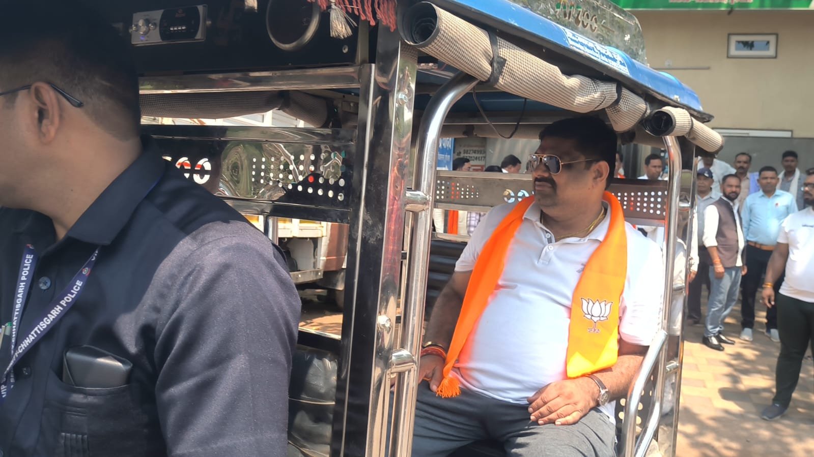 ई-रिक्शा में निकले स्कूल शिक्षा मंत्री गजेंद्र, बोले- “फॉर्च्यूनर और इसमें कोई अंतर नहीं”