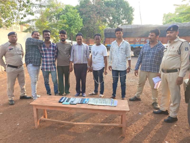 शिवनाथ नदी किनारे जुआ खेलते 7 आरोपी गिरफ्तार, नगदी, वाहन व मोबाइल जब्त