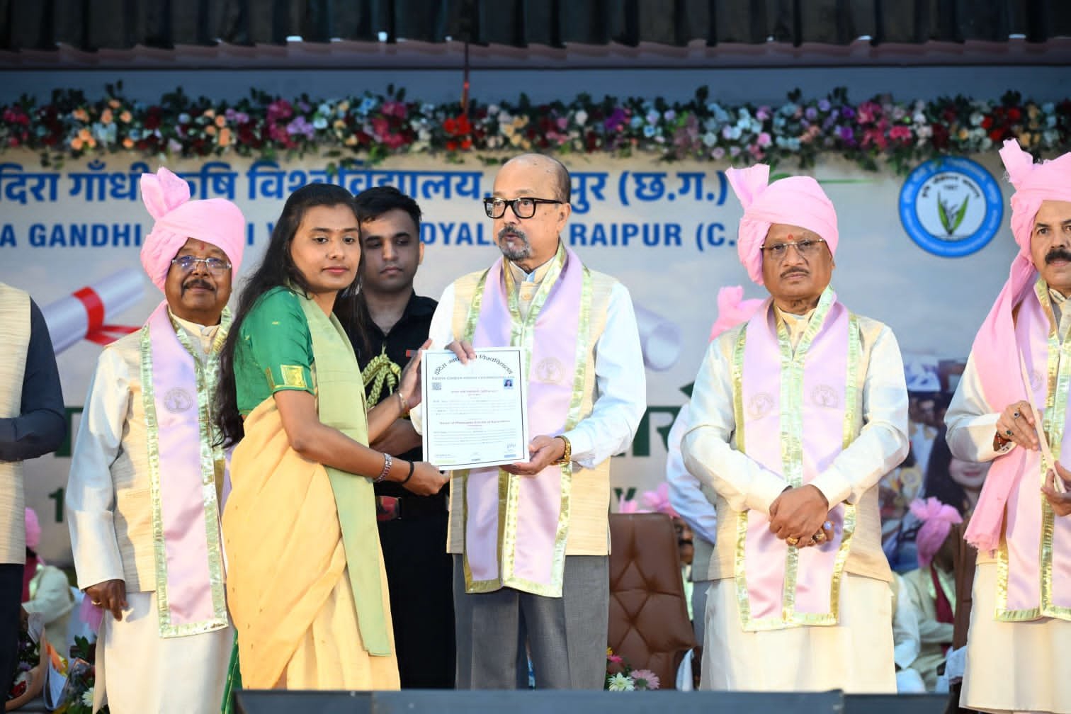 डुन्डेरा निवासी शिल्वी यादव को पीएचडी की उपाधि डुन्डेरा निवासी शिल्वी यादव को पीएचडी की उपाधि