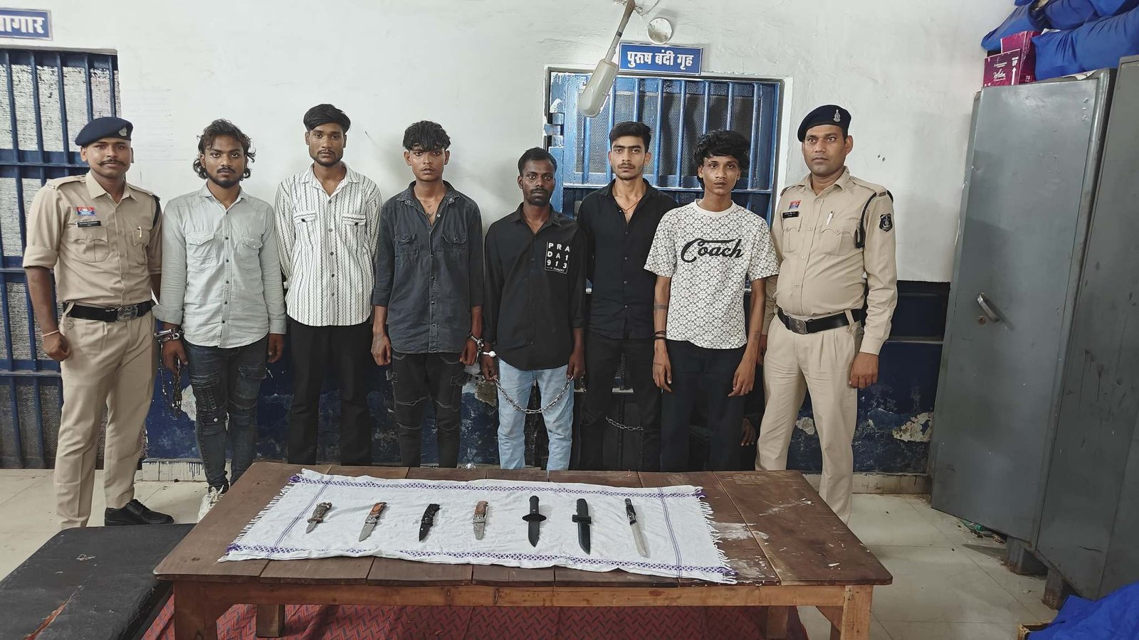 उर्स कार्यक्रम के दौरान दुर्ग पुलिस का सघन अभियान, अवैध हथियारों के साथ 8 आरोपी गिरफ्तार उर्स कार्यक्रम के दौरान दुर्ग पुलिस का सघन अभियान, अवैध हथियारों के साथ 8 आरोपी गिरफ्तार