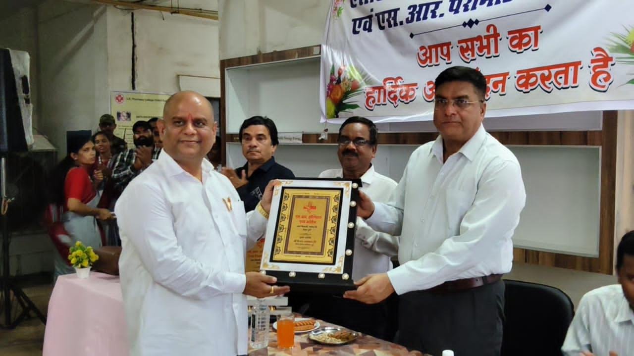 एस.आर. हॉस्पिटल के पैरामेडिकल टेक्नीशियन र्कोस के छात्र-छात्राओं को दुर्ग पुलिस कप्तान ने दिए प्रमाणपत्र