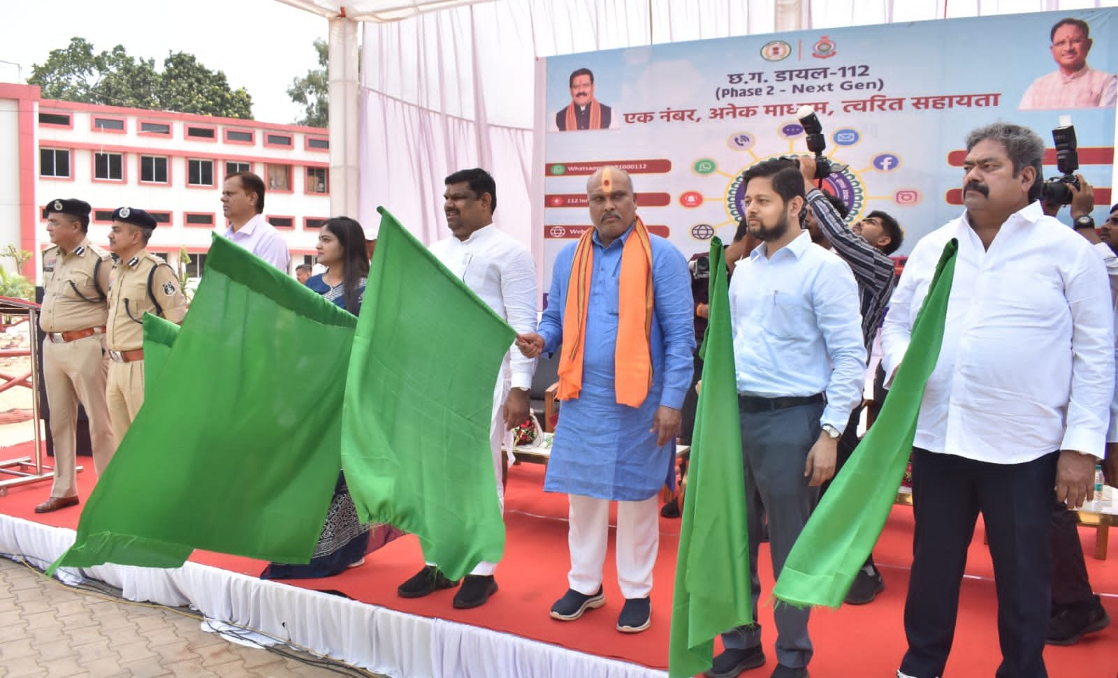 दुर्ग में डायल-112 फेज-2 नेक्स्ट जेन सेवा का शुभारंभ, 39 नए वाहन मिले दुर्ग में डायल-112 फेज-2 नेक्स्ट जेन सेवा का शुभारंभ, 39 नए वाहन मिले
