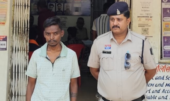 तेज रफ्तार ट्रक की टक्कर से स्कूली छात्रा की मौत, आरोपी ट्रक चालक गिरफ्तार तेज रफ्तार ट्रक की टक्कर से स्कूली छात्रा की मौत, आरोपी ट्रक चालक गिरफ्तार