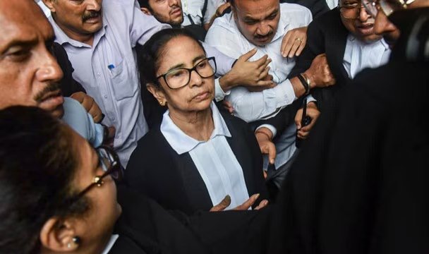 वकील बनकर कोर्ट में पेश हुईं ममता बनर्जी, ऐक्शन में आया बार काउंसिल; बोला…