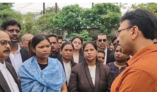 महिला अधिवक्ता की हत्या, वकीलों ने आरोपियों की गिरफ्तारी हेतु निकाला जुलूस महिला अधिवक्ता की हत्या, वकीलों ने आरोपियों की गिरफ्तारी हेतु निकाला जुलूस