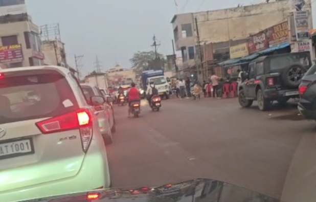 स्मृति नगर रोड पर जाम से लोग परेशान, जनहित संघर्ष समिति ने की समाधान की मांग स्मृति नगर रोड पर जाम से लोग परेशान, जनहित संघर्ष समिति ने की समाधान की मांग