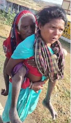 पेंशन के लिए 90 बरस की सास को पीठ पर लादकर 9 KM पैदल चल बैंक पहुंची बहू