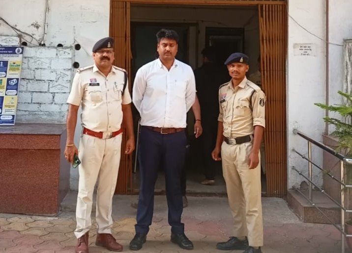 “मैं गृह मंत्री का OSD हूं…” कहकर क्रिकेट खिलाड़ियों को धमकाने वाला भेजा गया जेल
