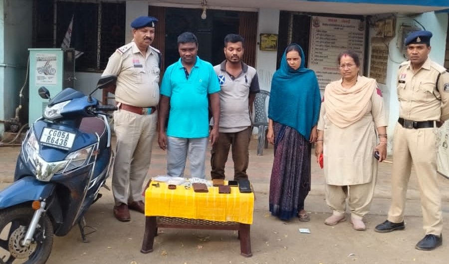 घर पर काम करने आई महिला ने उड़ाए लाखों के गहने, 12 लाख का सामान जप्त घर पर काम करने आई महिला ने उड़ाए लाखों के गहने, 12 लाख का सामान जप्त