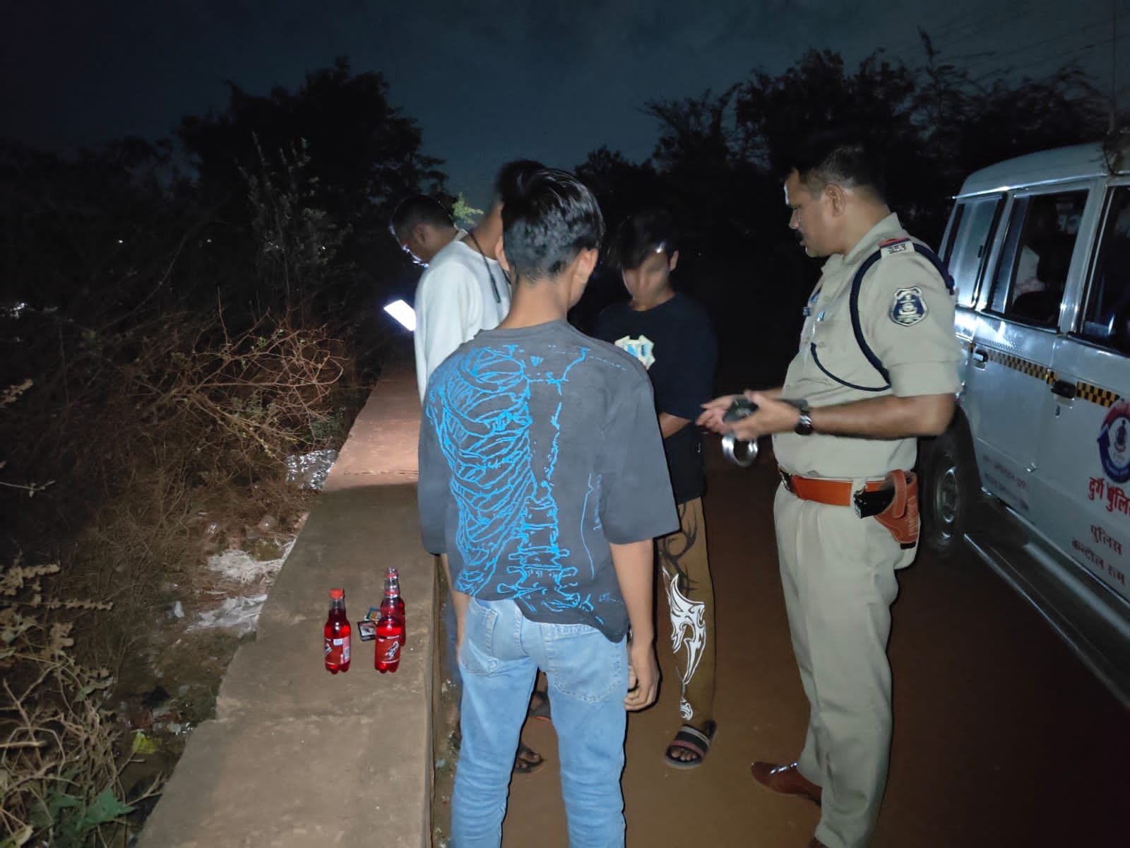 दुर्ग पुलिस एक्शन मोड में, खुले में शराब पीने व हुड़दंग करने वालों पर बड़ी कार्रवाई दुर्ग पुलिस एक्शन मोड में, खुले में शराब पीने व हुड़दंग करने वालों पर बड़ी कार्रवाई
