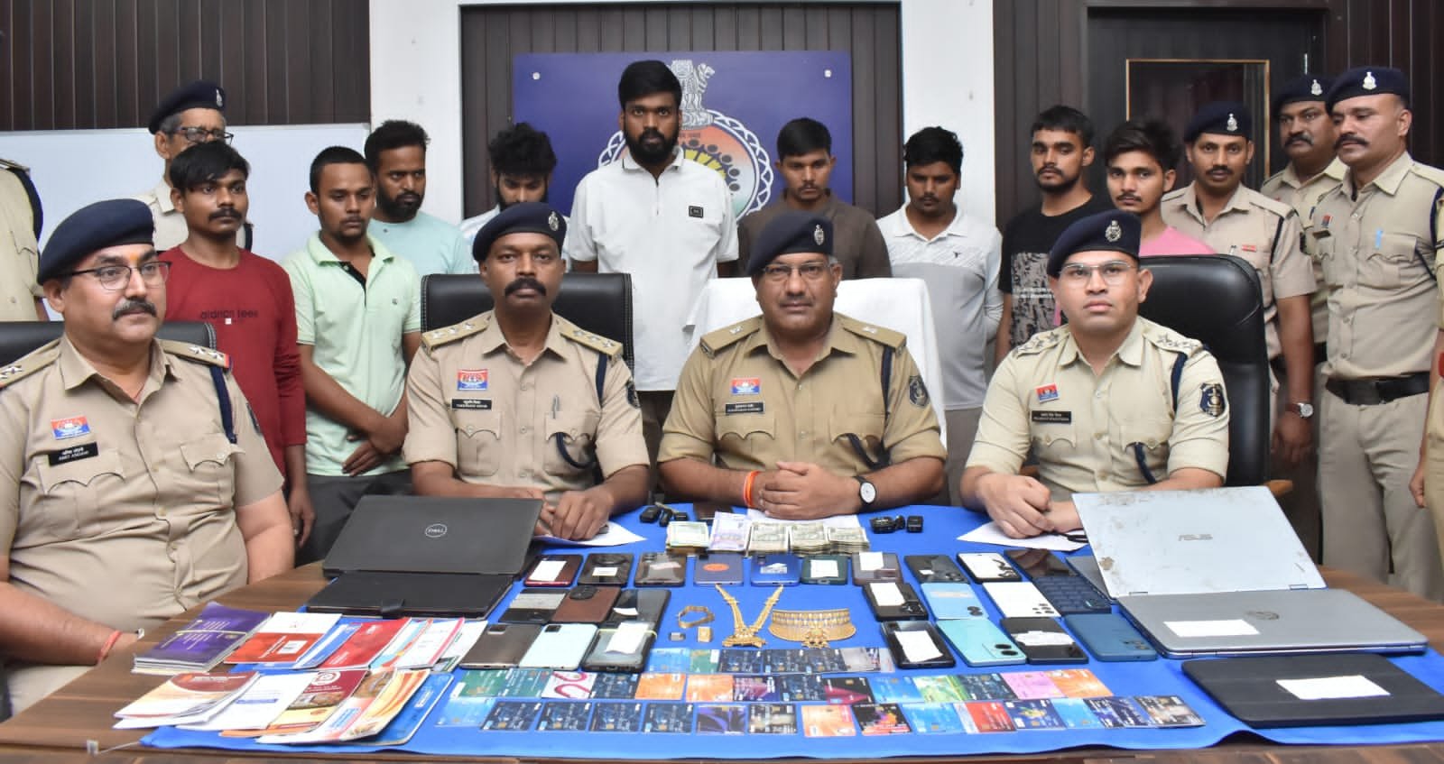 दुर्ग पुलिस का बड़ा एक्शन : डेढ़ करोड़ महीने का ऑनलाइन सट्टा कारोबार पकड़ा