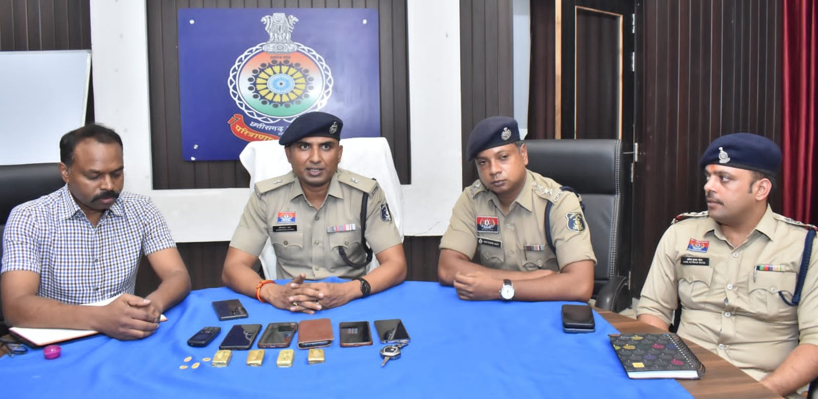 Durg में जमीन में दबा खजाना बताकर ठग बेचते थे नकली सोना