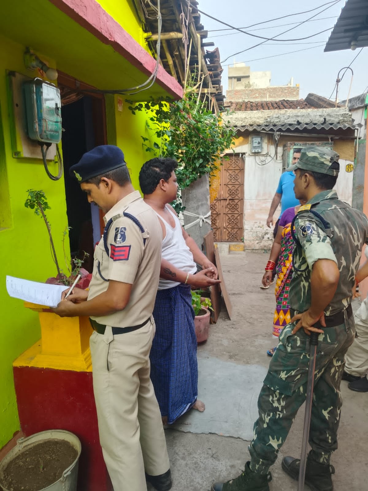 भिलाई में तड़के पुलिस का बड़ा सर्च ऑपरेशन, 67 जवानों ने खंगाला पूरा इलाका भिलाई में तड़के पुलिस का बड़ा सर्च ऑपरेशन, 67 जवानों ने खंगाला पूरा इलाका