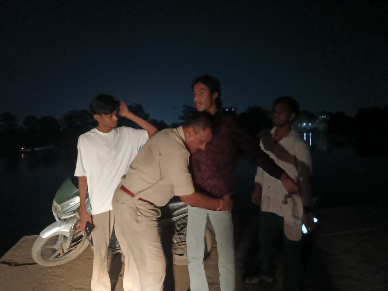 दुर्ग में सार्वजनिक स्थानों पर शराब पीने और अड्डेबाजी करने वालों पर कार्रवाई