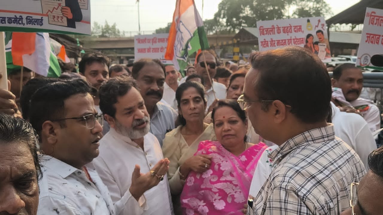बिजली दर में बढ़ोतरी पर कांग्रेस का हल्ला – बोल, बिजली ऑफिस का किया घेराव