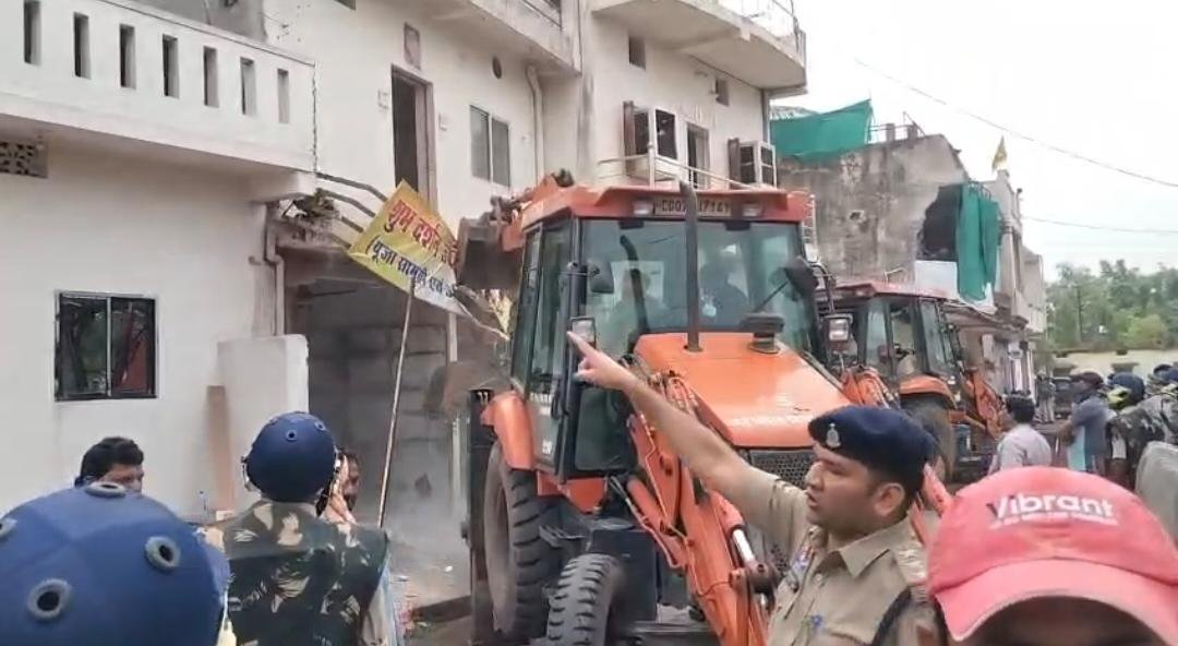 बोरसी भाठा की शासकीय भूमि से हटाया अतिक्रमण, 4 व्यावसायिक निर्माण ध्वस्त