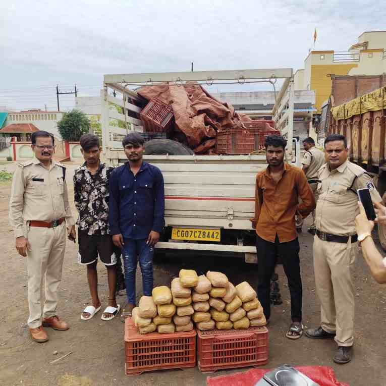 स्टेपनी टायर में छिपा कर गांजा तस्करी, 15.5 KG गांजा के साथ 3 आरोपी गिरफ्तार स्टेपनी टायर में छिपा कर गांजा तस्करी, 15.5 KG गांजा के साथ 3 आरोपी गिरफ्तार