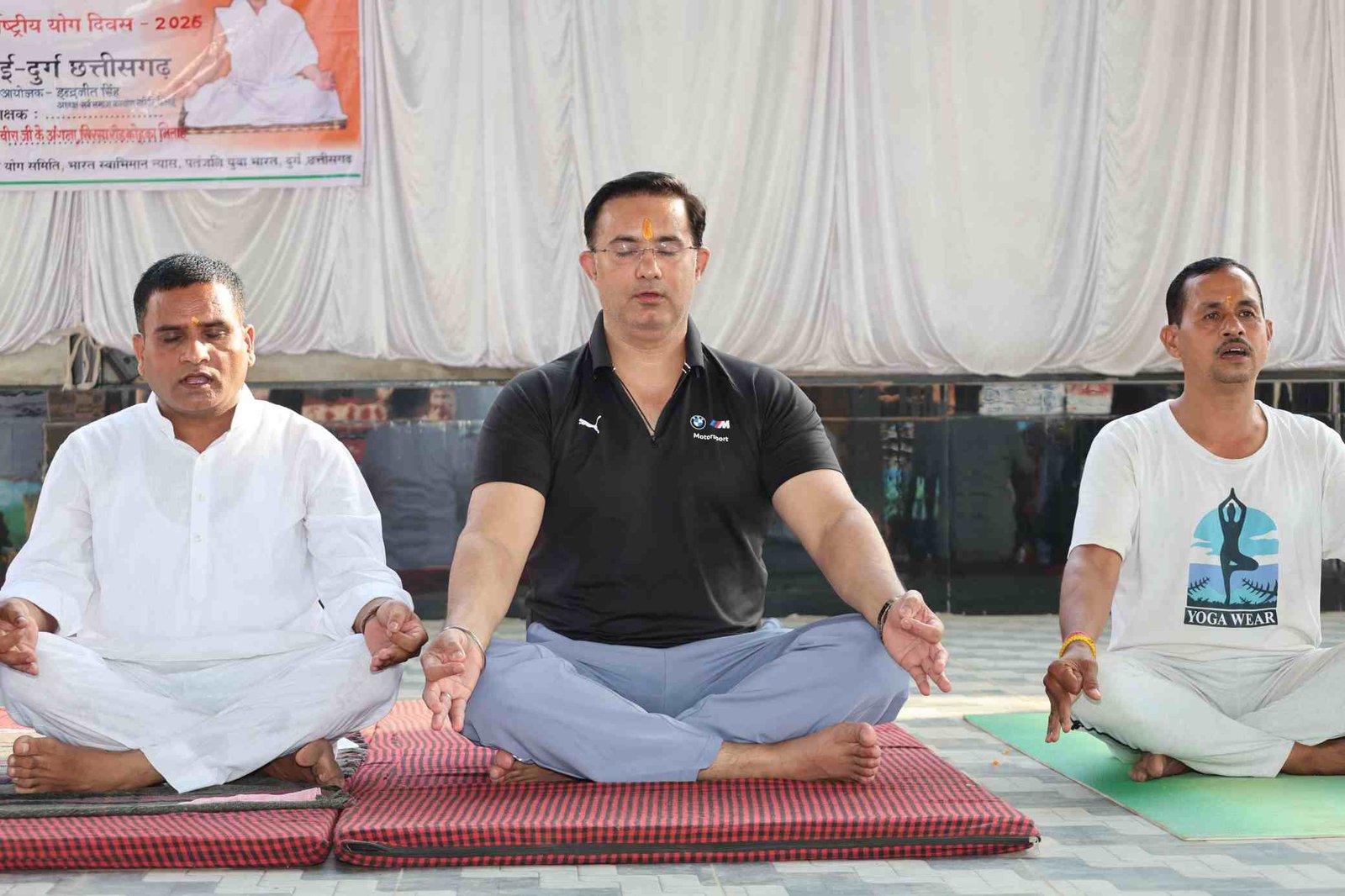 अंतरराष्ट्रीय योग दिवस पर सामूहिक योगाभ्यास, स्वस्थ जीवन का दिया संदेश अंतरराष्ट्रीय योग दिवस पर सामूहिक योगाभ्यास, स्वस्थ जीवन का दिया संदेश