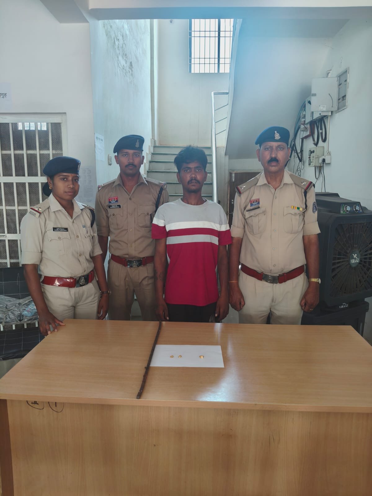सूने मकान में चोरी करने वाला आरोपी गिरफ्तार, सोने के आभूषण, लोहे का रॉड बरामद सूने मकान में चोरी करने वाला आरोपी गिरफ्तार, सोने के आभूषण, लोहे का रॉड बरामद