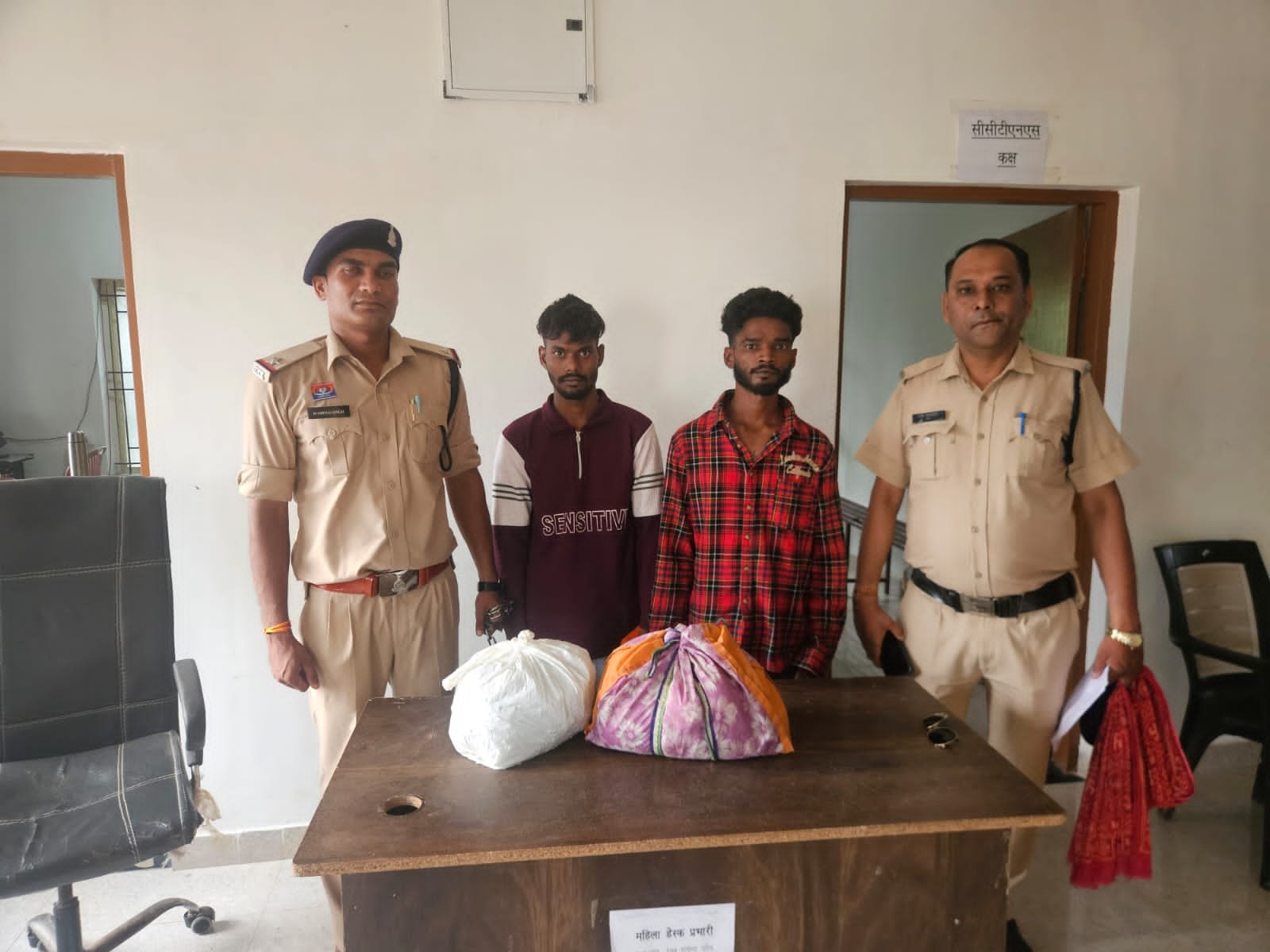 पुलगांव पुलिस की बड़ी कार्रवाई : 3 किलो गांजा के साथ दो तस्कर गिरफ्तार