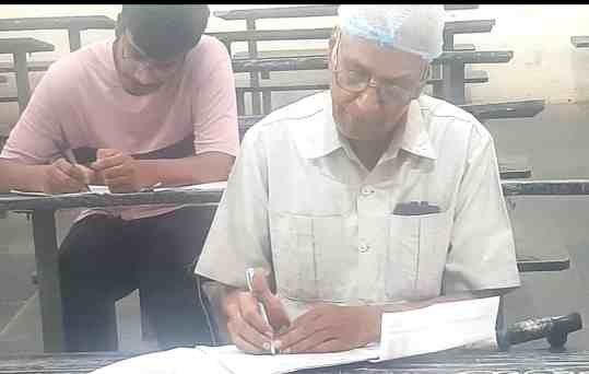 इग्नू की टर्म एंड परीक्षा शुरू, 76 वर्षीय कांतीलाल विश्वकर्मा भी दे रहे परीक्षा इग्नू की टर्म एंड परीक्षा शुरू, 76 वर्षीय कांतीलाल विश्वकर्मा भी दे रहे परीक्षा