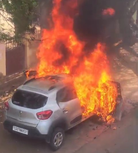 डीयू के सामने खड़ी कार में लगी भीषण आग, अग्निशमन दल ने समय रहते पाया काबू डीयू के सामने खड़ी कार में लगी भीषण आग, अग्निशमन दल ने समय रहते पाया काबू