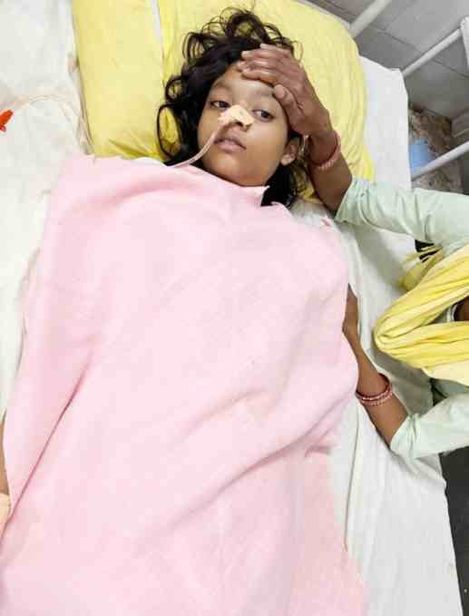 अतिक्रमण हटाने पहुंची टीम के सामने बालिका ने की खुदकुशी की कोशिश