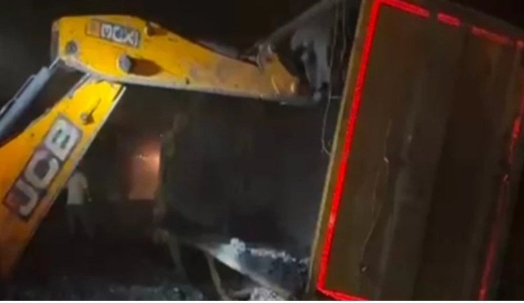 कोयले से लदा बेलगाम ट्रेलर डिवाइडर पर चढ़कर पलटा, दो सगे भाइयों की मौत