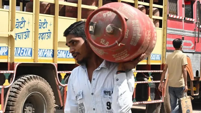 घरेलू गैस के दाम में 29 रुपये की बढ़ोतरी, कांग्रेस ने क्या कहा घरेलू गैस के दाम में 29 रुपये की बढ़ोतरी, कांग्रेस ने क्या कहा